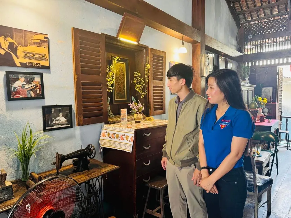 Trong nhà còn có một chiếc máy may cũ, vừa là phương tiện mưu sinh, vừa là phần nối với vỏ bọc lớn hơn của ông Trần Văn Lai