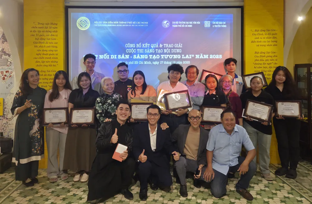 BGK chụp ảnh cùng các thí sinh đạt giải.jpg