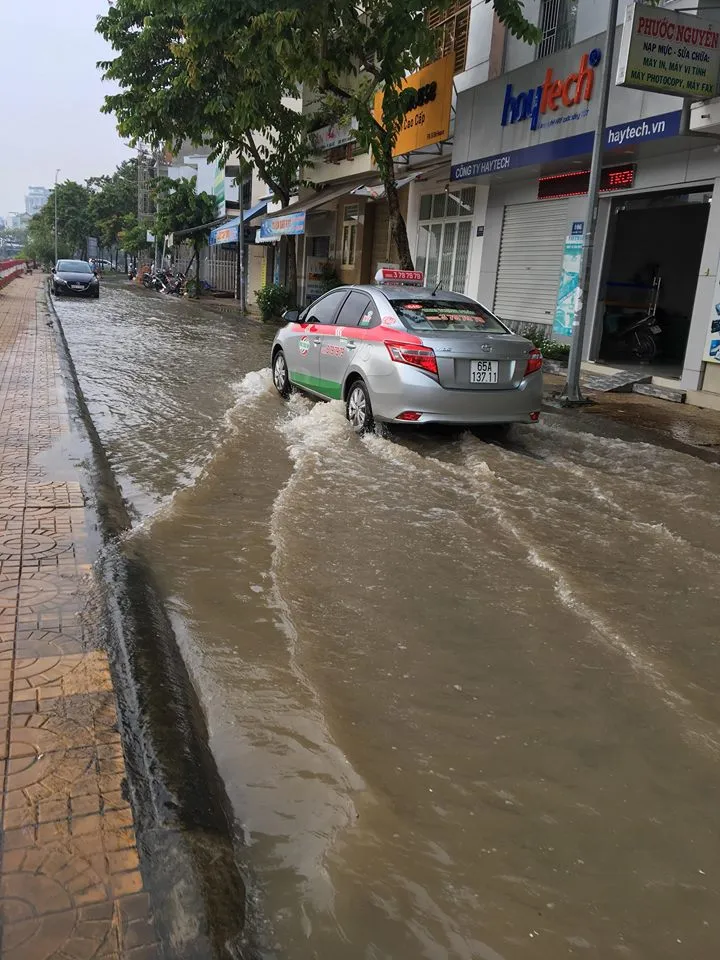 Lũ đầu nguồn vượt báo động 1, Cần Thơ xuất hiện triều cường sớm ảnh 1