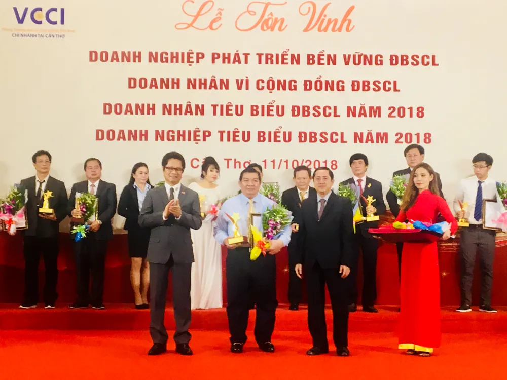 Tôn vinh 131 doanh nhân, doanh nghiệp tiêu biểu ĐBSCL ảnh 1 Tôn vinh 131 doanh nhân, doanh nghiệp tiêu biểu ĐBSCL ảnh 1