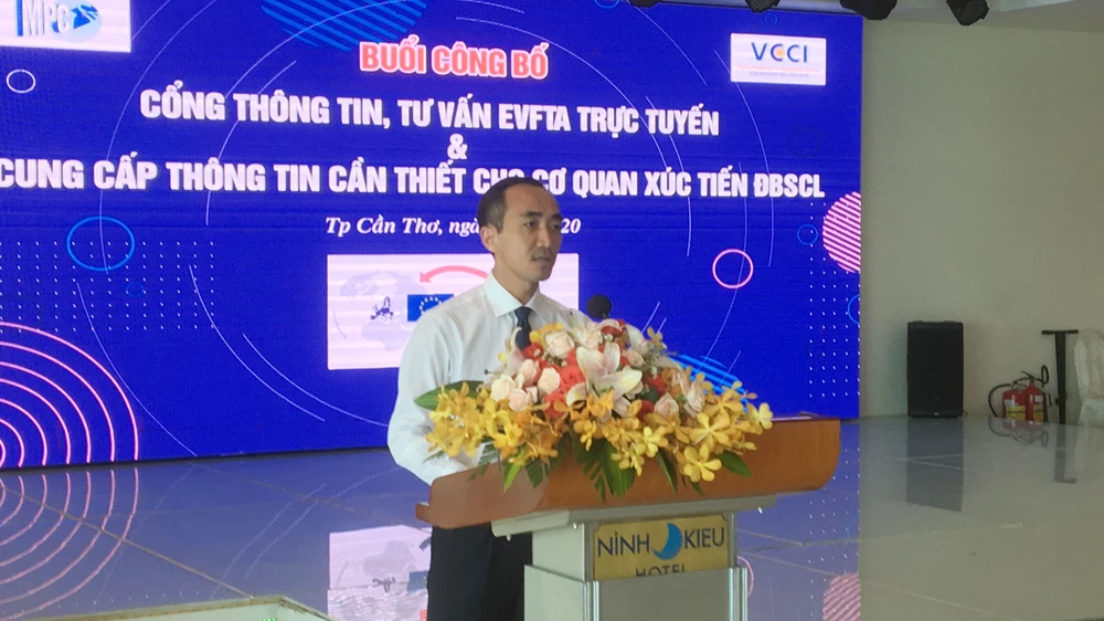 Ông Nguyễn Phương Lam, Giám đốc VCCI Cần Thơ công bố ra mắt cổng thông tin