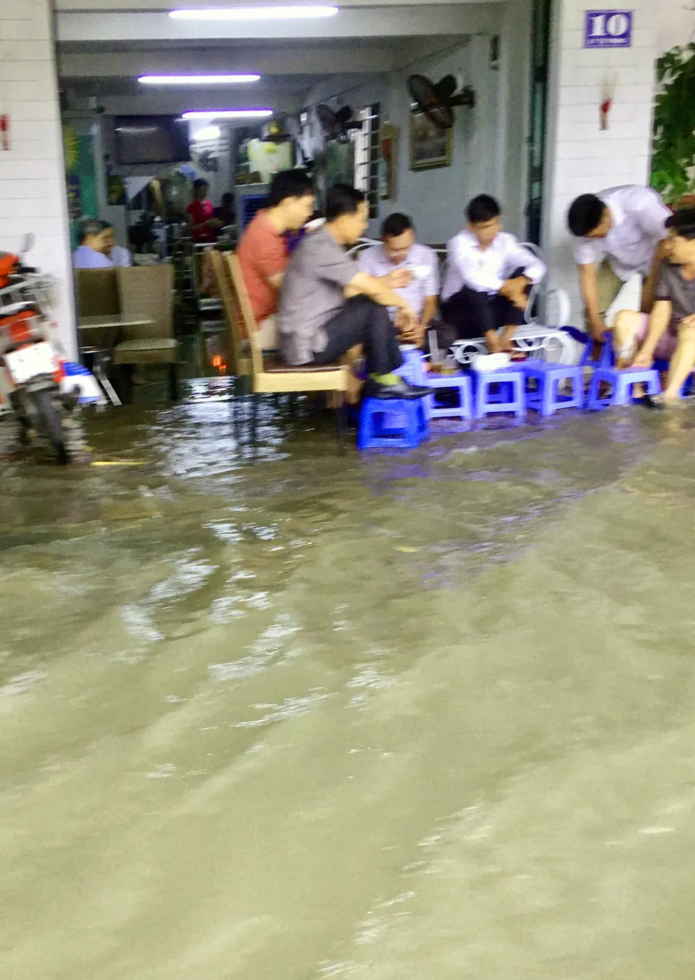 Triều cường dâng cao tại Cần Thơ, học sinh bì bõm đến trường ảnh 3 Triều cường dâng cao tại Cần Thơ, học sinh bì bõm đến trường ảnh 3
