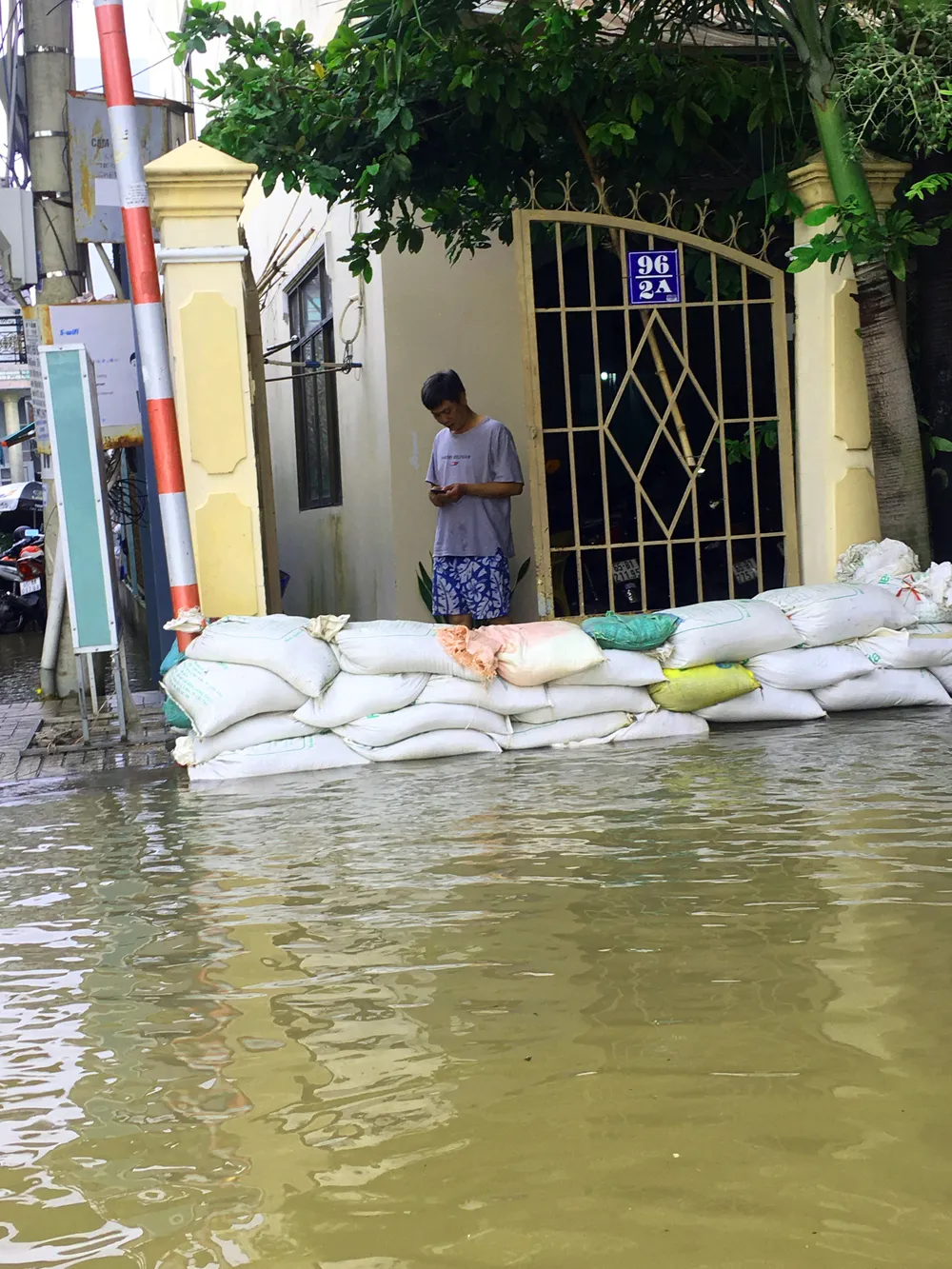 Triều cường dâng cao tại Cần Thơ, học sinh bì bõm đến trường ảnh 2 Triều cường dâng cao tại Cần Thơ, học sinh bì bõm đến trường ảnh 2