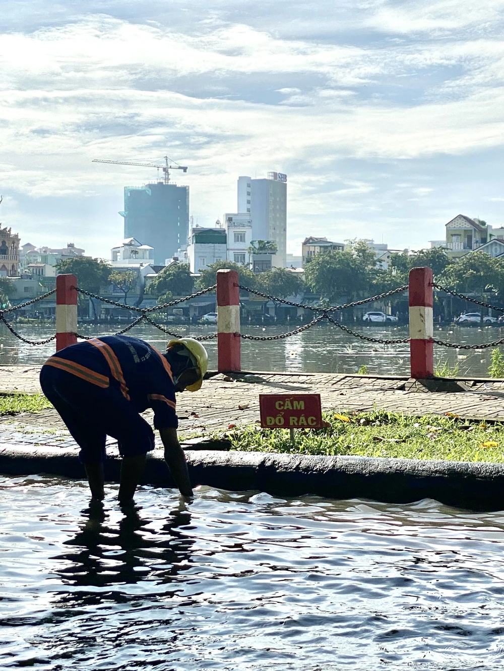 Triều cường sông Hậu bất ngờ dâng cao ảnh 3 Triều cường sông Hậu bất ngờ dâng cao ảnh 3