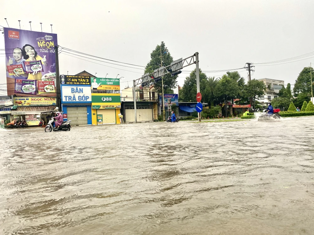 Vùng hạ lưu miền Tây vào đợt triều cường lớn nhất trong năm ảnh 3 Vùng hạ lưu miền Tây vào đợt triều cường lớn nhất trong năm ảnh 3