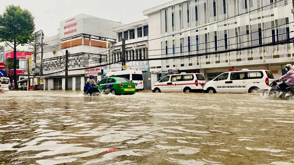 Đường Trần Hưng Đạo - đoạn trước cửa Bệnh viện Tim mạch Cần Thơ bị ngập nặng 