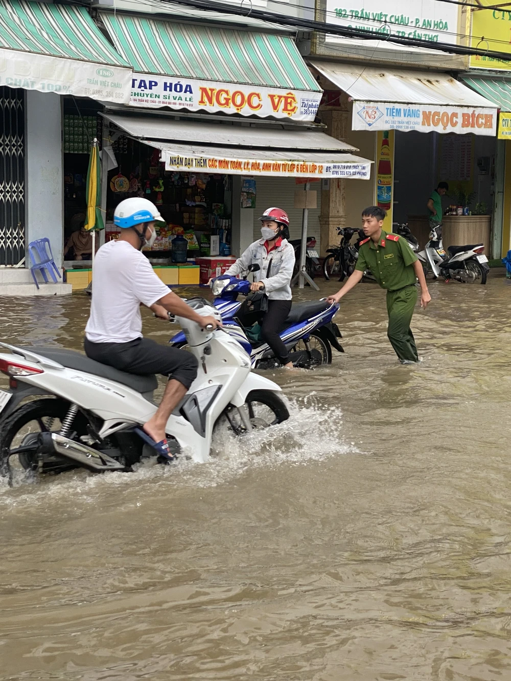 Cần Thơ: Triều cường vượt mốc kỷ lục, cơ quan dự báo và người dân bất ngờ? ảnh 2 Cần Thơ: Triều cường vượt mốc kỷ lục, cơ quan dự báo và người dân bất ngờ? ảnh 2