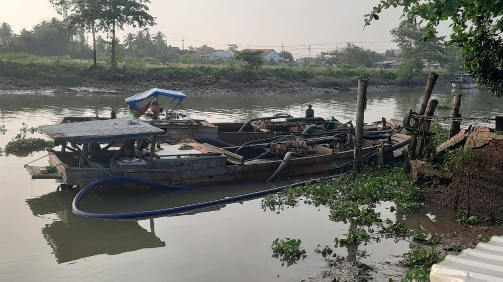 Vĩnh Long: Bắt 2 ghe khai thác cát trái phép trong đêm