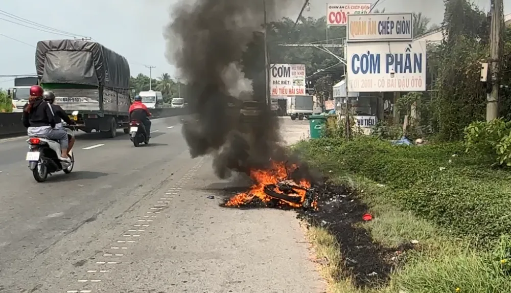 Chỉ hơn 15 phút, chiếc xe gắn máy của anh Hiền bị cháy trơ khung