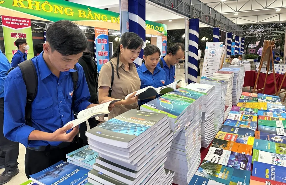 Nhiều Đoàn viên thanh niên tham gia Ngày Sách và Văn hóa đọc tỉnh Vĩnh Long lần thứ 2 năm 2023 Nhiều Đoàn viên thanh niên tham gia Ngày Sách và Văn hóa đọc tỉnh Vĩnh Long lần thứ 2 năm 2023