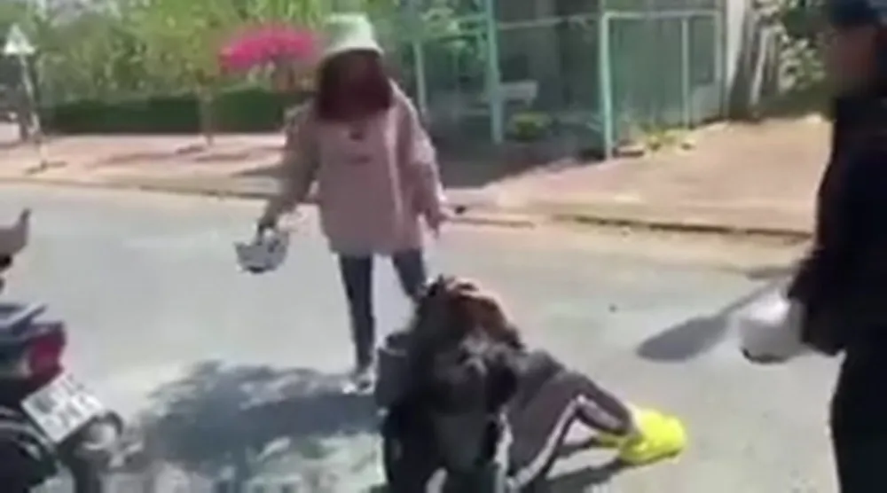 Cảnh nữ sinh D., học sinh Trường THCS Phú Thịnh bị đánh hội đồng dã man Cảnh nữ sinh D., học sinh Trường THCS Phú Thịnh bị đánh hội đồng dã man