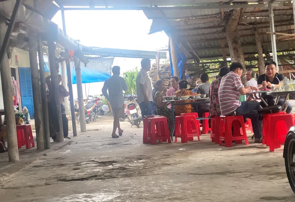 Nhiều người dân ở Mỹ Hoà đến viếng ông T.