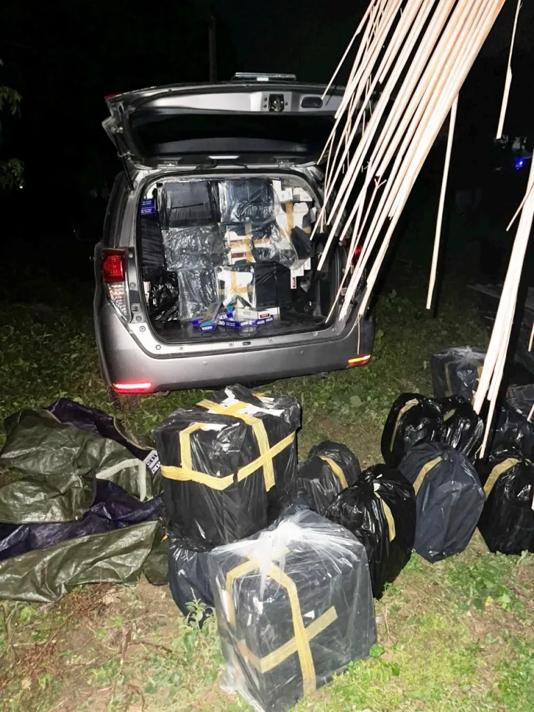 Phương tiện dùng để vận chuyển thuốc lá ngoại nhập lậu từ tỉnh Long An về tỉnh Vĩnh Long Phương tiện dùng để vận chuyển thuốc lá ngoại nhập lậu từ tỉnh Long An về tỉnh Vĩnh Long