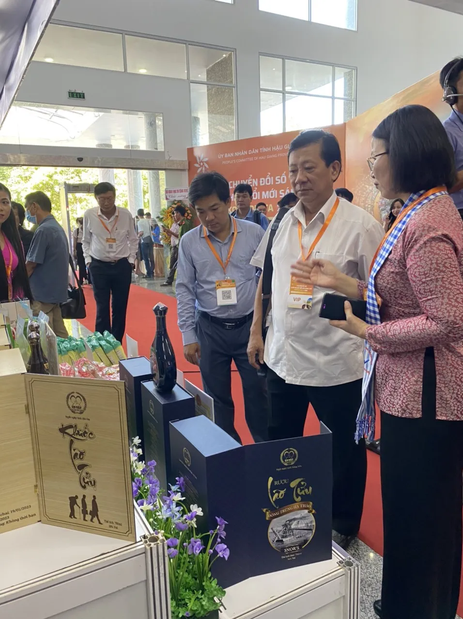 Khách tham quan, tìm hiểu về sản phẩm OCOP của tỉnh Hậu Giang