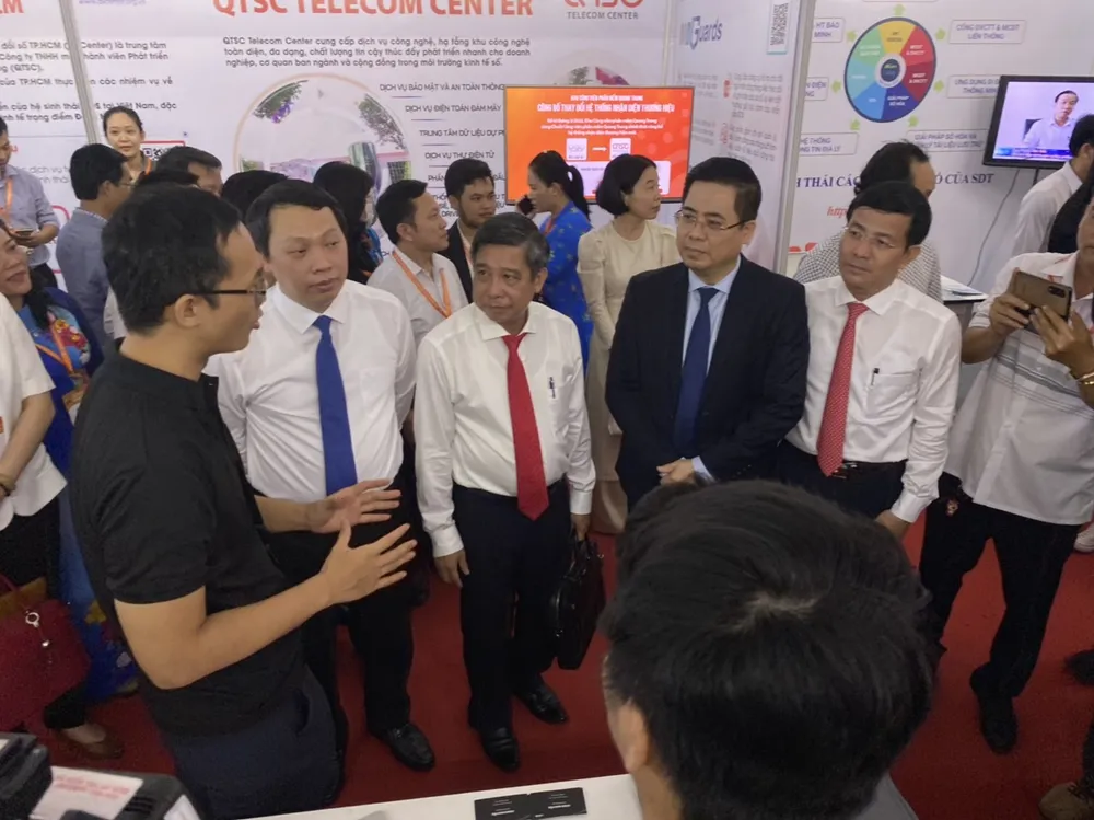 Các đại biểu tham quan một gian trưng bày