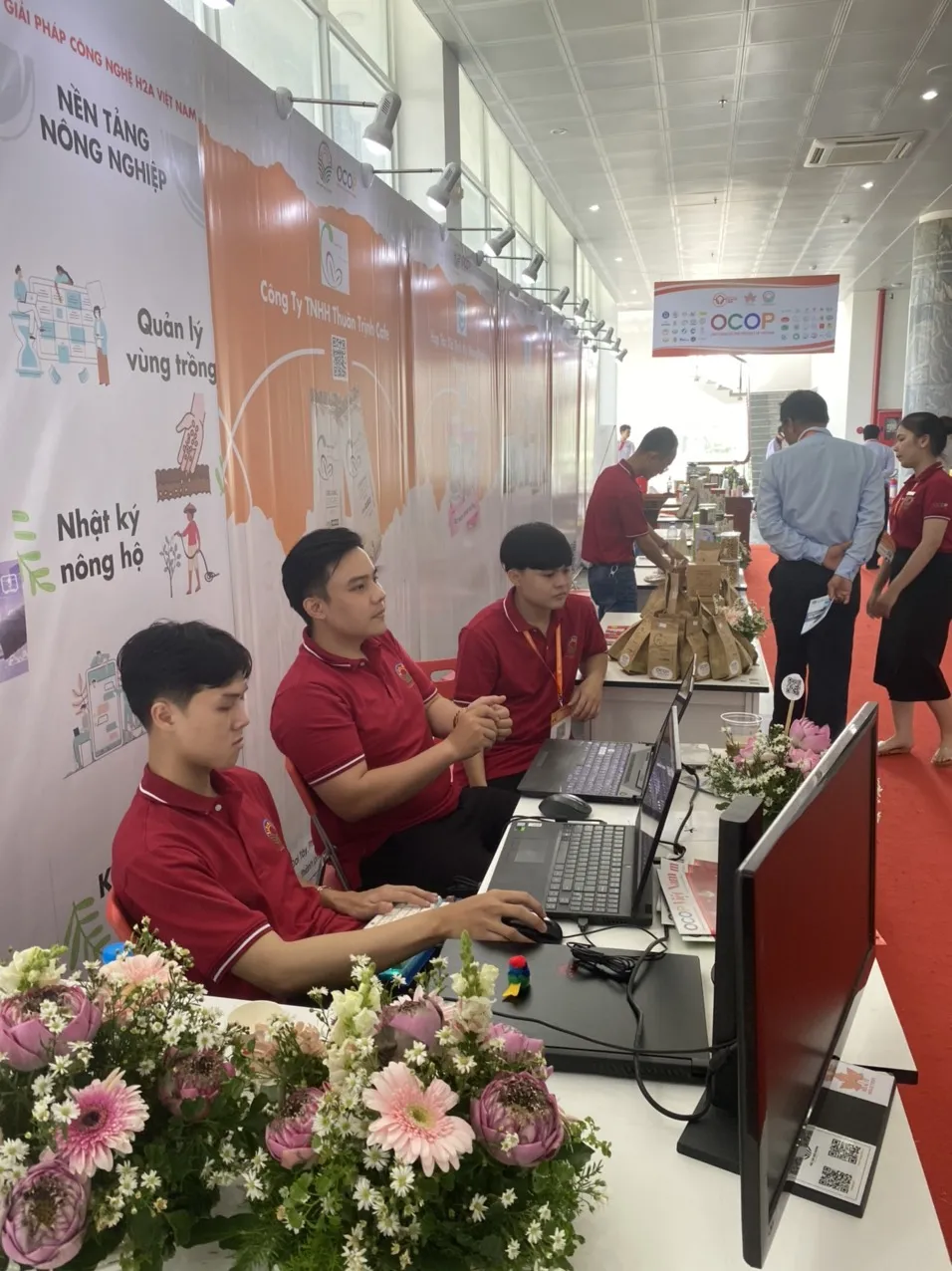 Một gian hàng tại khu trưng bày giới thiệu sản phẩm Một gian hàng tại khu trưng bày giới thiệu sản phẩm