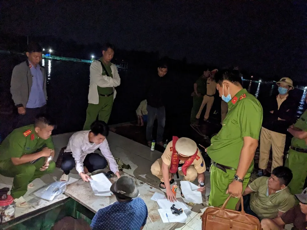 Thủy đoàn II (Cục Cảnh sát giao thông, Bộ Công an) phối hợp với Công an 2 tỉnh Tiền Giang và Vĩnh Long đồng loạt kiểm tra, bắt các phương tiện khai thác cát trái phép trên sông Tiền Thủy đoàn II (Cục Cảnh sát giao thông, Bộ Công an) phối hợp với Công an 2 tỉnh Tiền Giang và Vĩnh Long đồng loạt kiểm tra, bắt các phương tiện khai thác cát trái phép trên sông Tiền