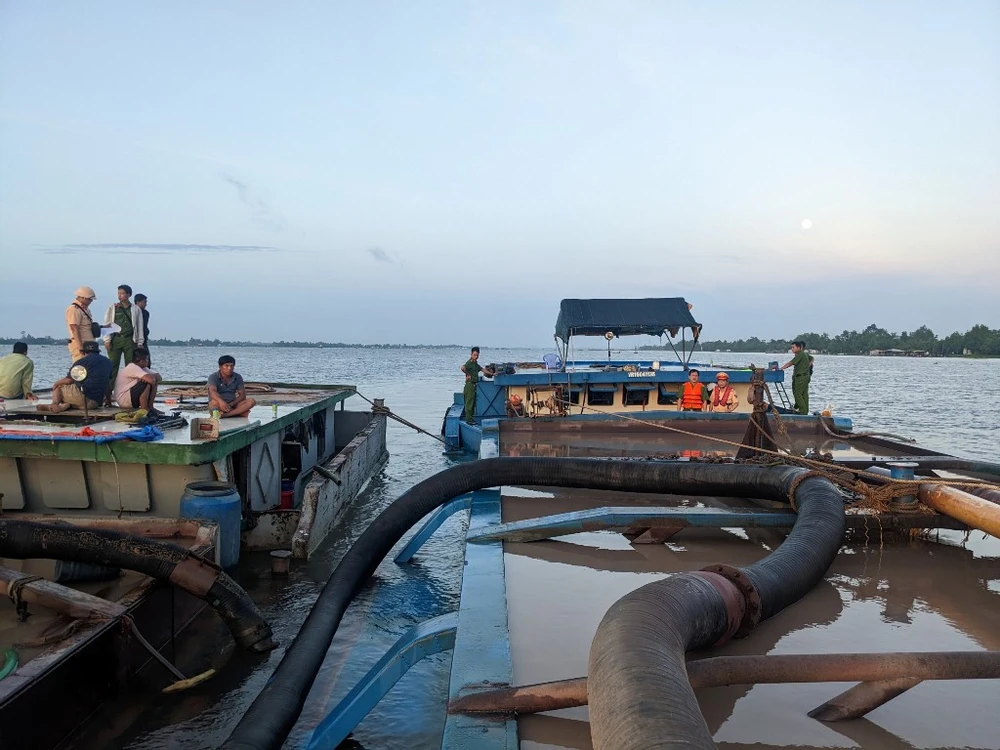 Thủy đoàn II (Cục Cảnh sát giao thông, Bộ Công an) phối hợp với Công an 2 tỉnh Tiền Giang và Vĩnh Long kiểm tra, bắt các phương tiện khai thác cát trái phép trên sông Tiền