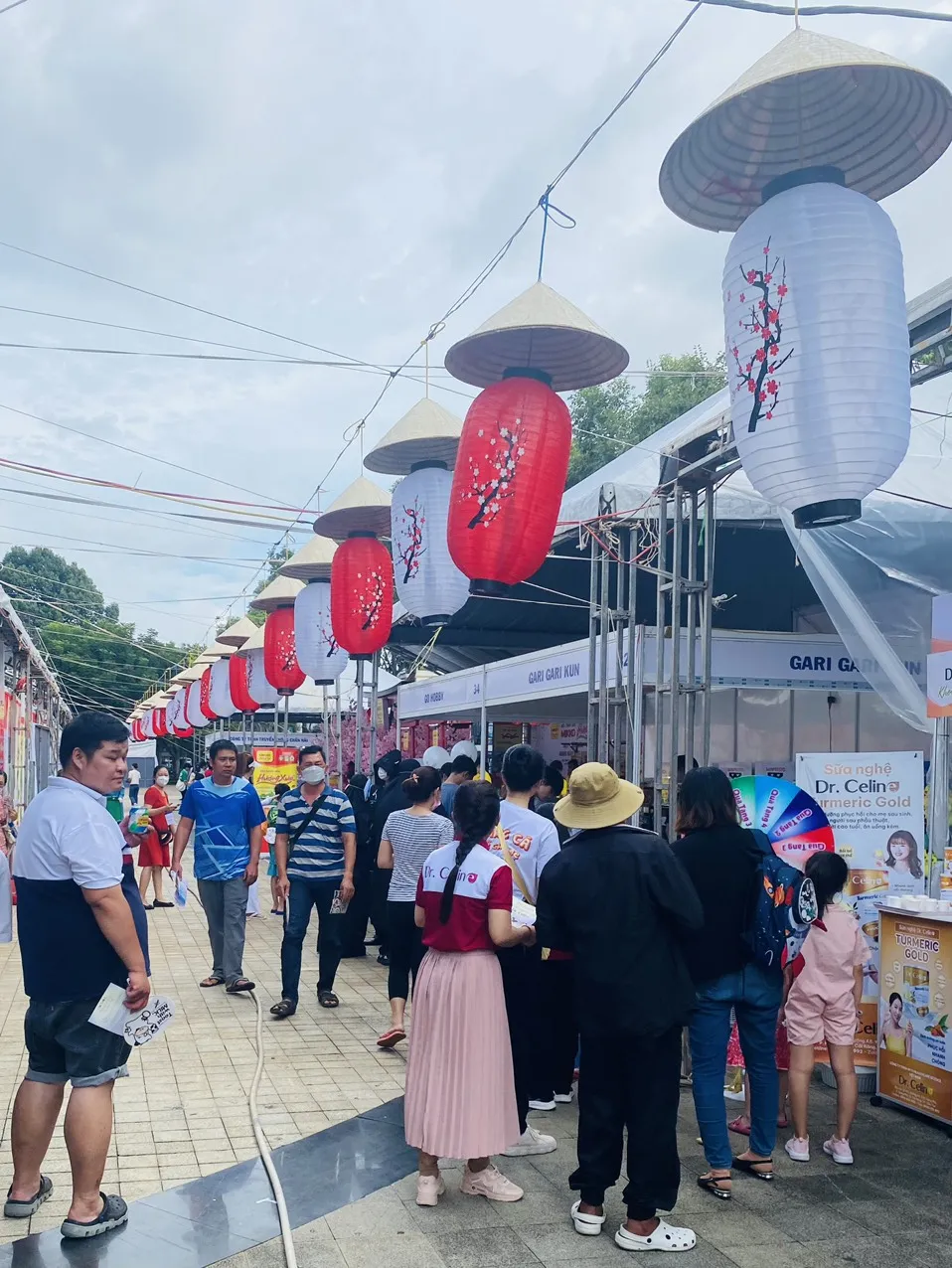 Khách tham quan các gian hàng - triển lãm tại Công viên Lưu Hữu Phước, sáng 17-6