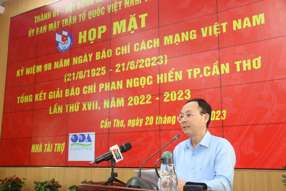Bí thư Thành ủy Cần Thơ Nguyễn Văn Hiếu phát biểu tại buổi họp mặt