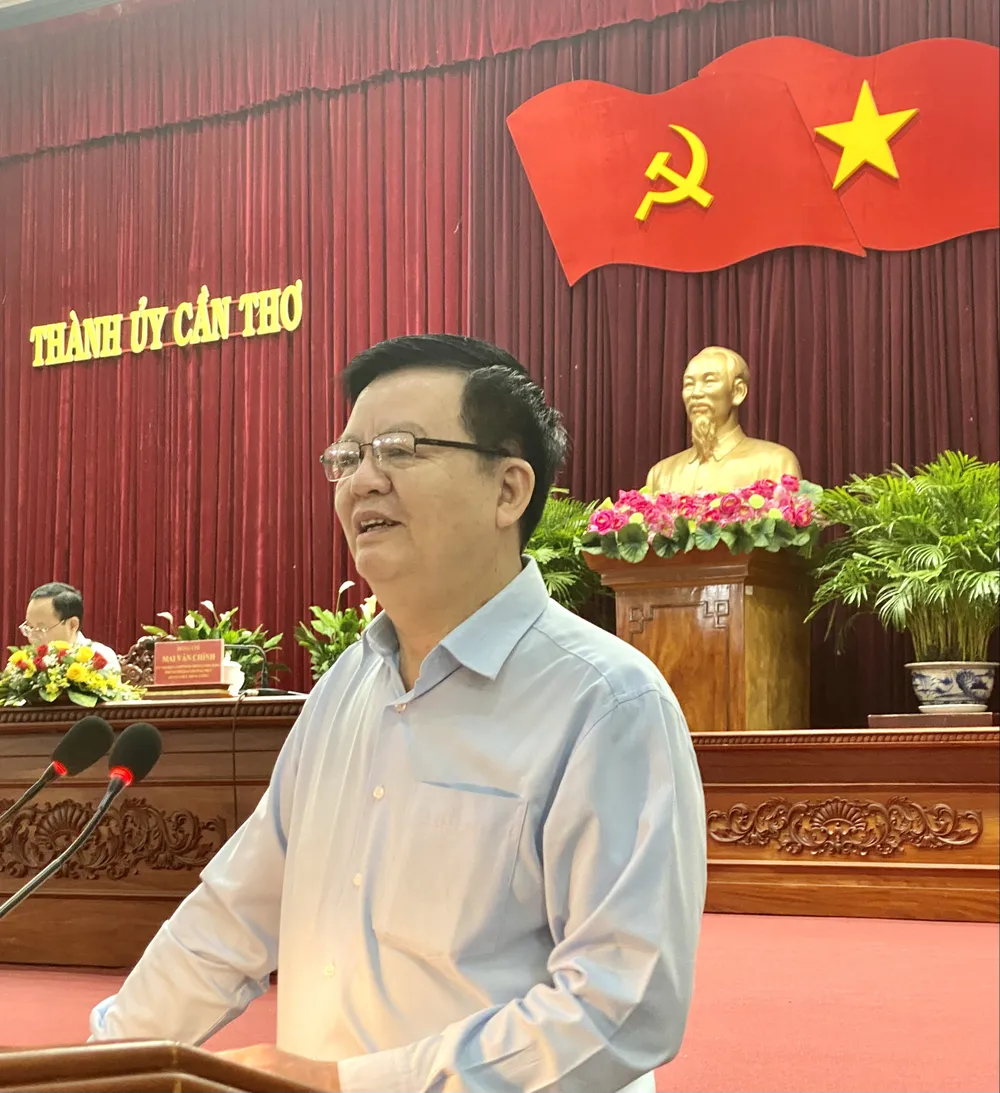 Đồng chí Mai Văn Chính, Ủy viên Trung ương Đảng, Phó trưởng Ban Thường trực Ban Tổ chức Trung ương phát biểu khai mạc hội nghị Đồng chí Mai Văn Chính, Ủy viên Trung ương Đảng, Phó trưởng Ban Thường trực Ban Tổ chức Trung ương phát biểu khai mạc hội nghị