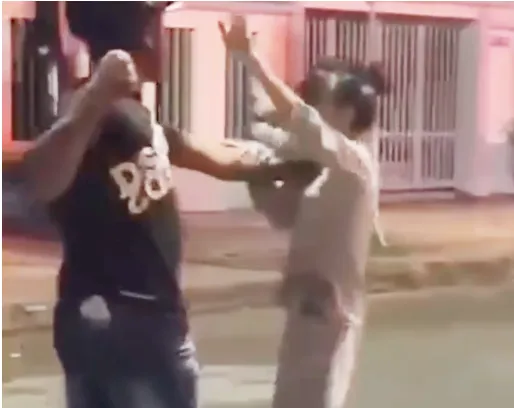 L. lúc bị đôi nam, nữ đánh. Ảnh cắt từ clip