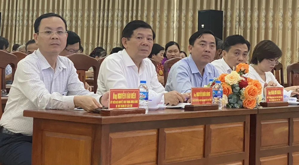 Các đồng chí lãnh đạo Ủy ban Trung ương MTTQ Việt Nam, lãnh đạo TP Cần Thơ tham dự hội nghị