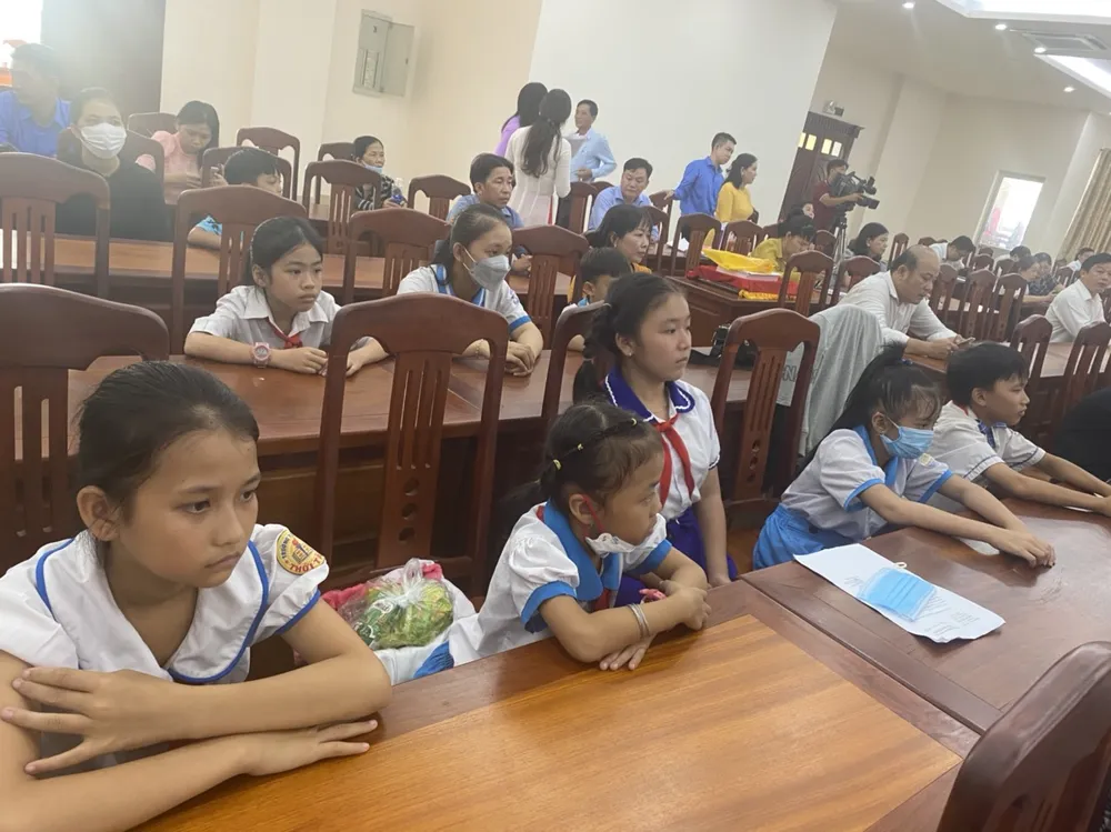 Các học sinh nghèo hiếu học đến tham dự hội nghị