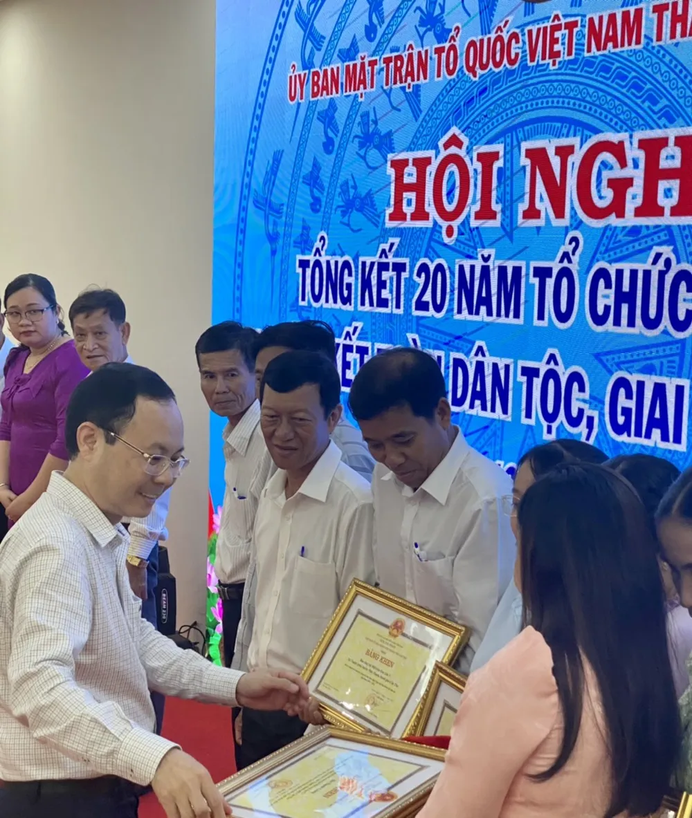 Bí thư Thành ủy TP Cần Thơ Nguyễn Văn Hiếu tặng bằng khen cho cá nhân có thành tích trong thực hiện “Ngày hội Đại đoàn kết toàn dân tộc”