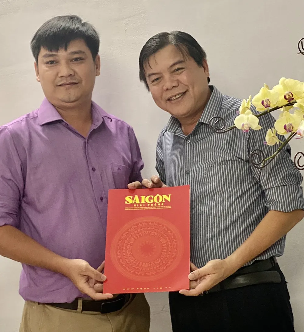 Tổng Biên tập Báo SGGP Tăng Hữu Phong (bìa phải) trao quyết định điều động, phân công đồng chí Phạm Minh Tuấn Vũ làm Phó trưởng Văn phòng đại diện Báo SGGP tại ĐBSCL