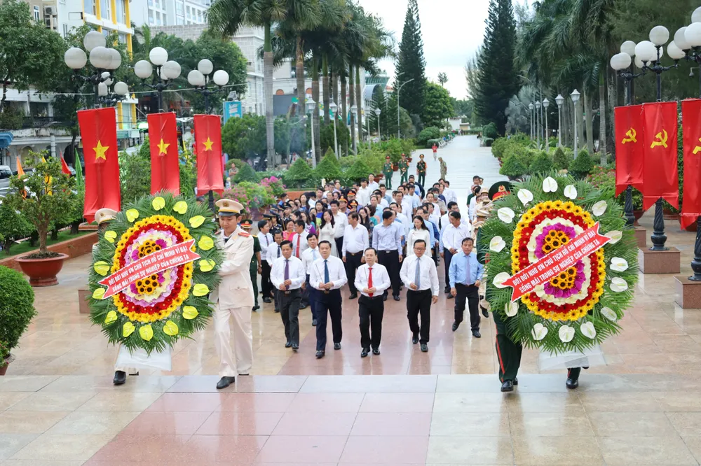 Lãnh đạo TP Cần Thơ dâng hương viếng Tượng đài Bác Hồ tại Công viên Bến Ninh Kiều Lãnh đạo TP Cần Thơ dâng hương viếng Tượng đài Bác Hồ tại Công viên Bến Ninh Kiều