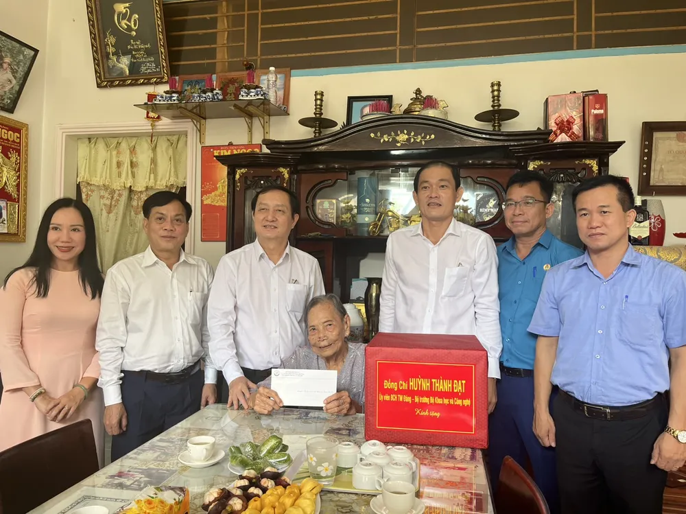 Bộ trưởng Bộ KH-CN Huỳnh Thành Đạt thăm và tặng quà Mẹ Việt Nam Anh hùng Lưu Thị Dục Bộ trưởng Bộ KH-CN Huỳnh Thành Đạt thăm và tặng quà Mẹ Việt Nam Anh hùng Lưu Thị Dục