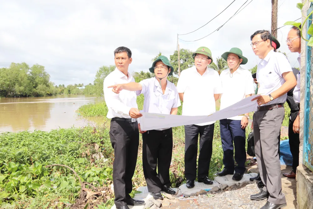 Đoàn công tác nghe địa phương báo cáo về tình hình sạt lở trên địa bàn Đoàn công tác nghe địa phương báo cáo về tình hình sạt lở trên địa bàn