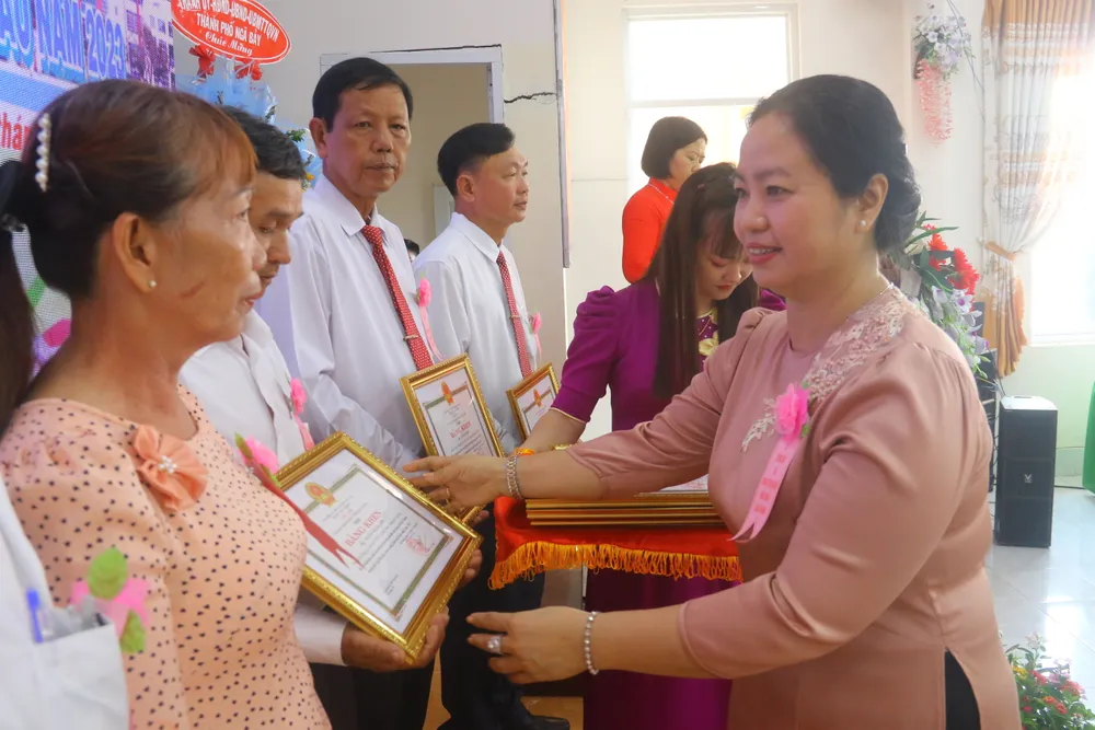 Bà Phạm Thị Phượng (bìa phải), Ủy viên Ban Thường vụ Tỉnh ủy, Chủ nhiệm Ủy ban Kiểm tra Tỉnh ủy Hậu Giang trao bằng khen của UBND tỉnh cho các cá nhân tại buổi lễ Bà Phạm Thị Phượng (bìa phải), Ủy viên Ban Thường vụ Tỉnh ủy, Chủ nhiệm Ủy ban Kiểm tra Tỉnh ủy Hậu Giang trao bằng khen của UBND tỉnh cho các cá nhân tại buổi lễ