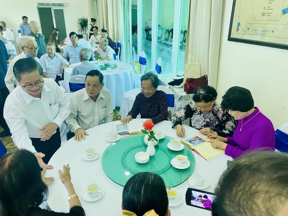 Đồng chí Trần Việt Trường, Chủ tịch UBND TP Cần Thơ (đứng) cùng các đại biểu tại buổi ra mắt sách Đồng chí Trần Việt Trường, Chủ tịch UBND TP Cần Thơ (đứng) cùng các đại biểu tại buổi ra mắt sách