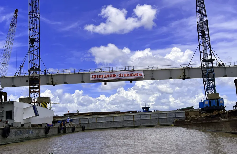 Cuối tháng 8-2023, cầu Trần Hoàng Na bắc qua sông Cần Thơ dài gần 600m, vốn đầu tư gần 800 tỷ đồng được hợp long