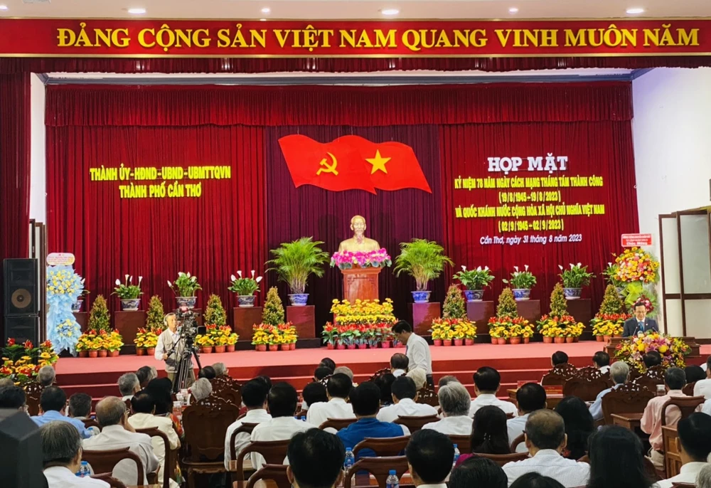 Quang cảnh buổi họp mặt 