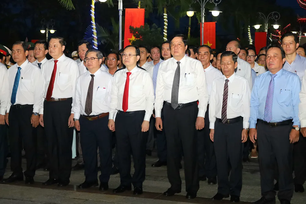 Lãnh đạo TP Cần Thơ đến viếng và dâng hương tượng đài Bác Hồ tại bến Ninh Kiều sáng 31-8. Ảnh: MINH TRUNG