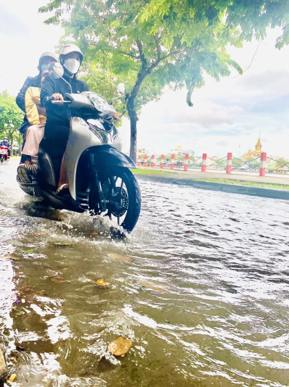 Đường Huỳnh Cương bị ngập trong chiều 1-9 Đường Huỳnh Cương bị ngập trong chiều 1-9