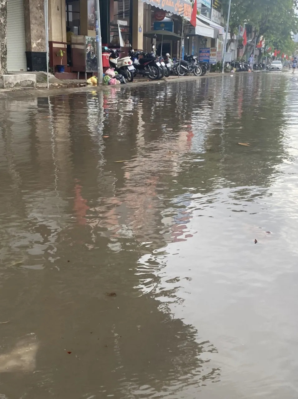 Đường Huỳnh Cường thường xuyên bị ngập do triều cường. Ảnh chụp chiều 1-9 Đường Huỳnh Cường thường xuyên bị ngập do triều cường. Ảnh chụp chiều 1-9