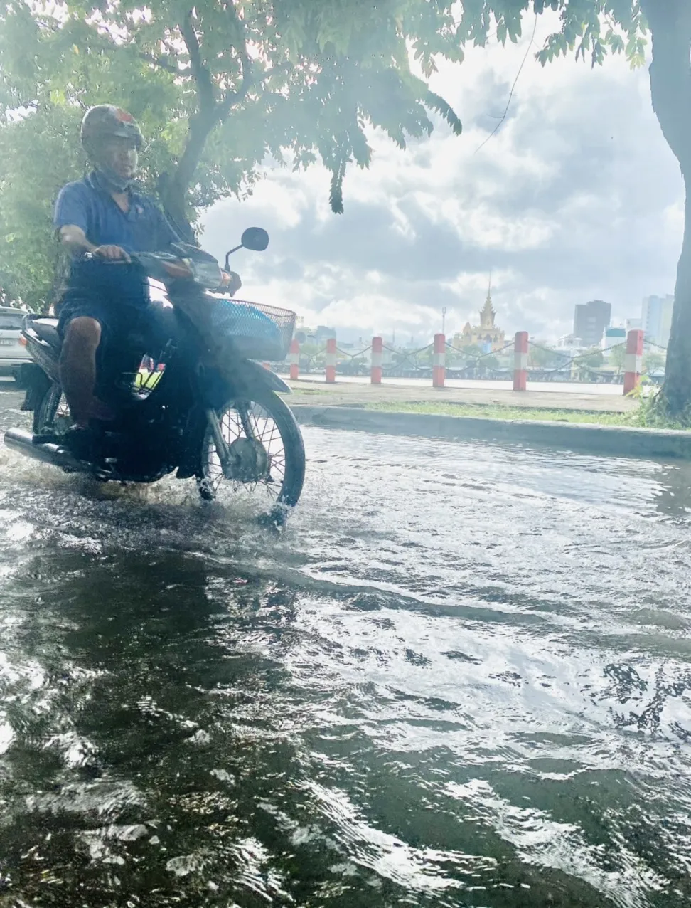 Sáng 3-9, triều cường tiếp tục dâng cao làm ngập một số tuyến đường tại TP Cần Thơ