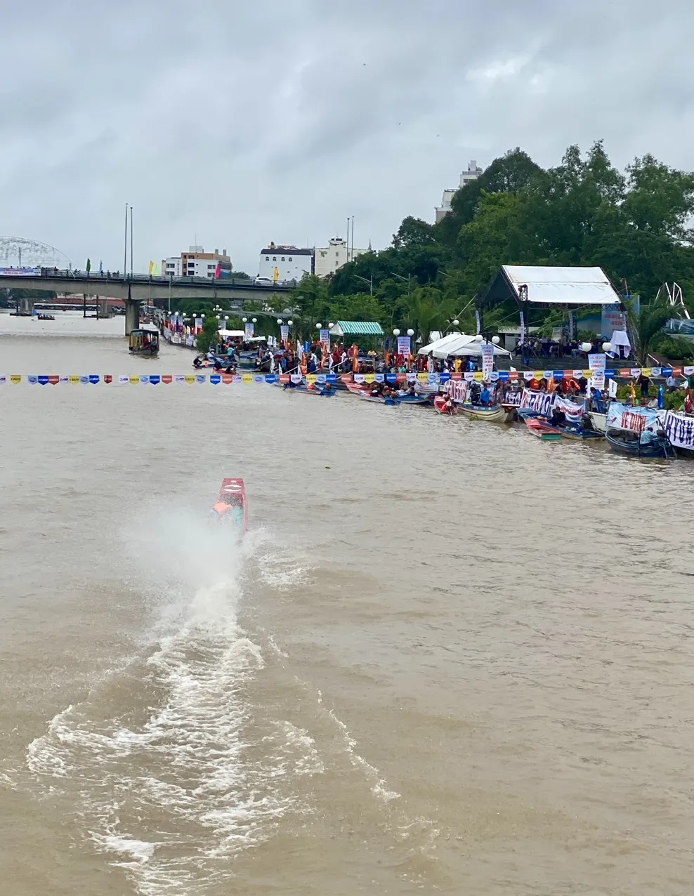 Một pha tăng tốc hấp dẫn trên sông nước của VĐV tham gia giải