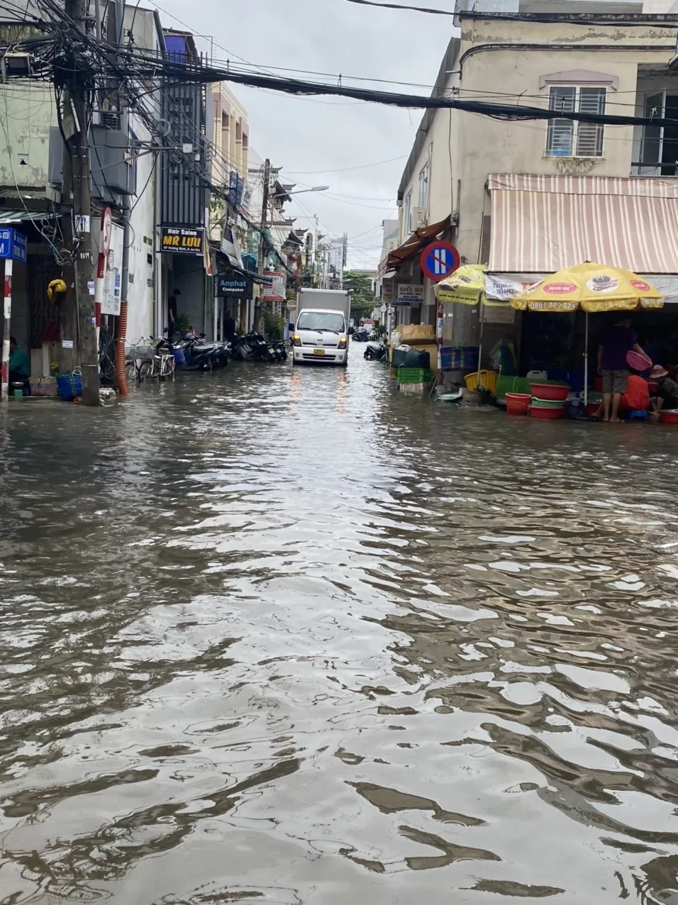 Đường Đề Thám (quận Ninh Kiều) ngập nặng sáng 4-9 Đường Đề Thám (quận Ninh Kiều) ngập nặng sáng 4-9