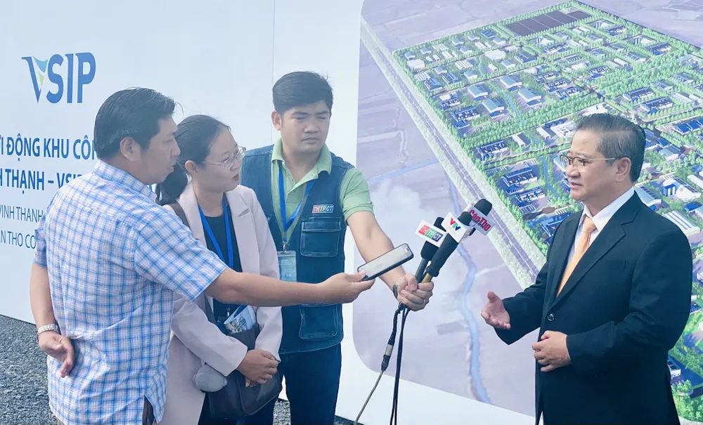Ông Trần Việt Trường, Chủ tịch UBND TP Cần Thơ trả lời báo chí tại lễ khởi động
