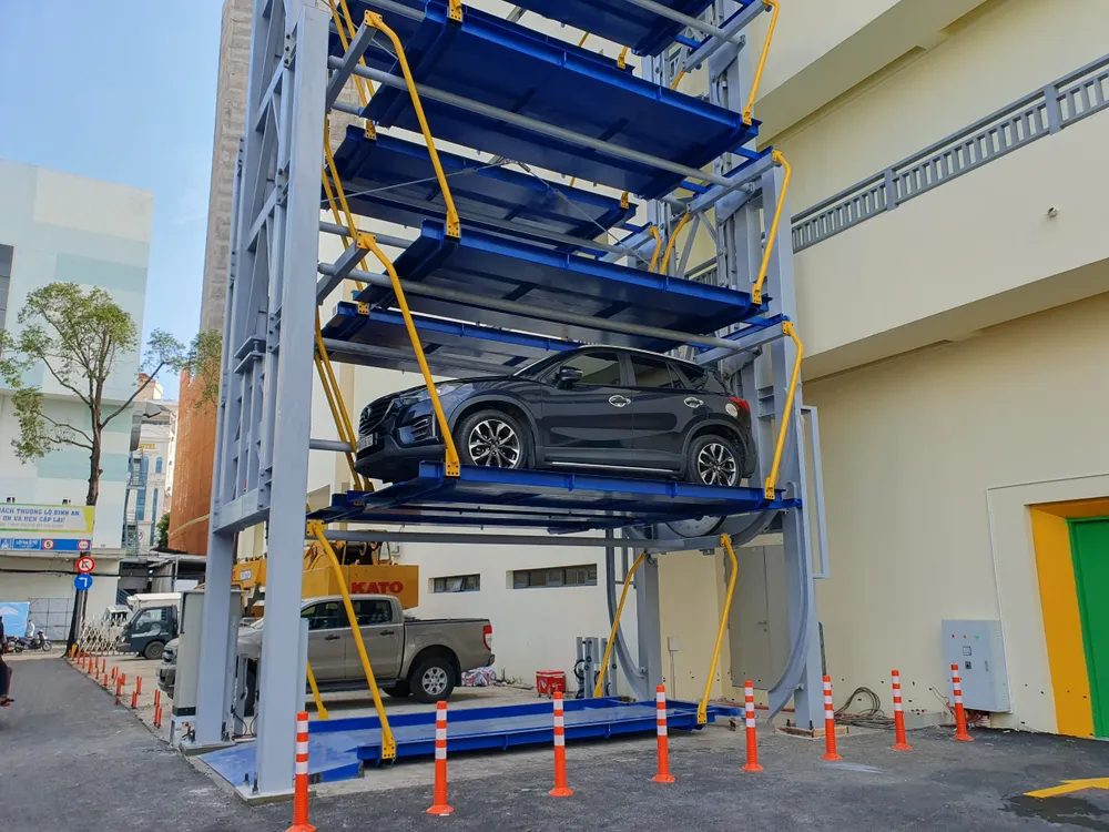 Thang máy nâng xe ô tô của trung tâm
