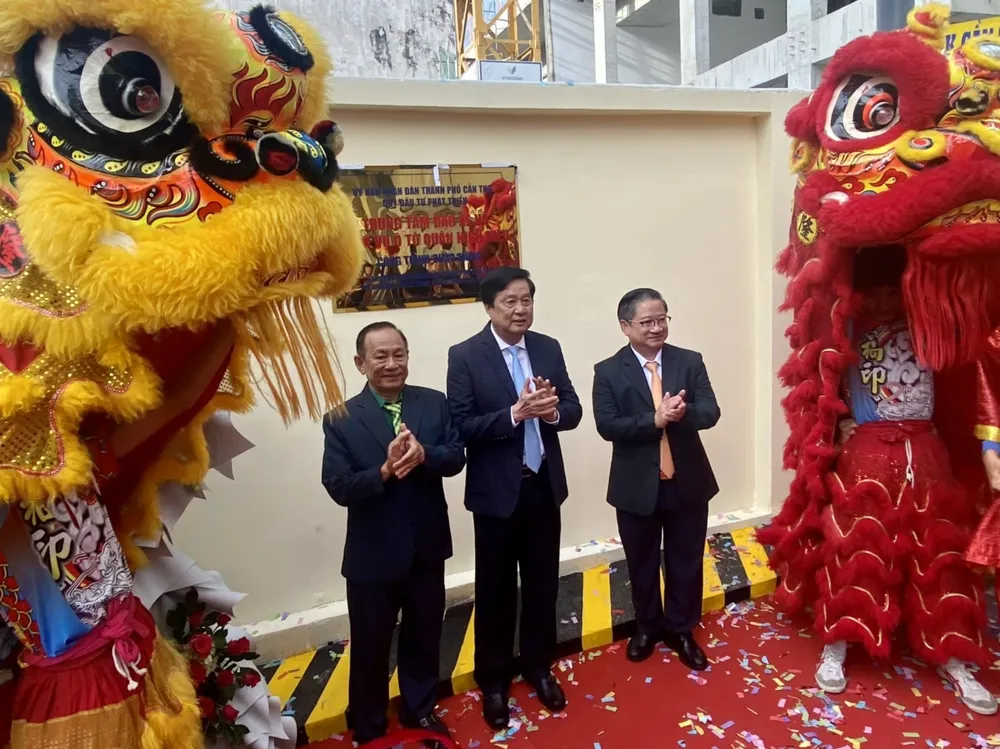 Lãnh đạo TP Cần Thơ và chủ đầu tư gắn biển công trình xây dựng Trung tâm đậu xe ô tô chào mừng kỷ niệm 20 năm thành lập TP Cần Thơ