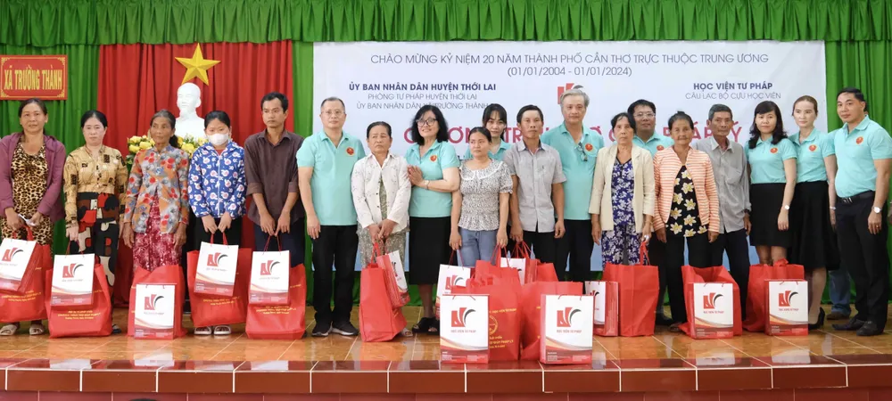 Đoàn công tác tặng quà cho các gia đình có hoàn cảnh khó khăn Đoàn công tác tặng quà cho các gia đình có hoàn cảnh khó khăn