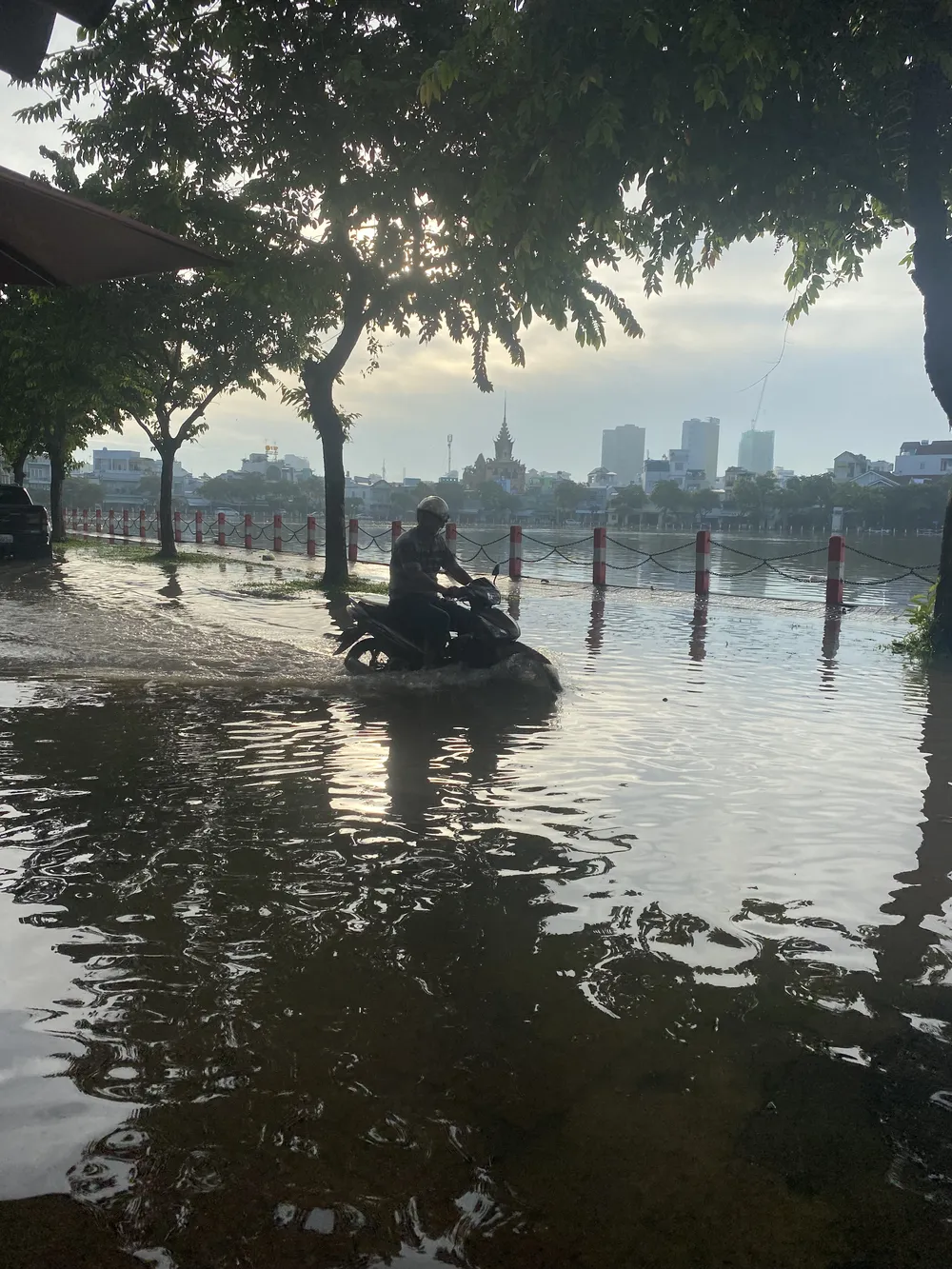 Nước tràn vào làm ngập nghiêm trọng đường Huỳnh Cương sáng 1-10 Nước tràn vào làm ngập nghiêm trọng đường Huỳnh Cương sáng 1-10