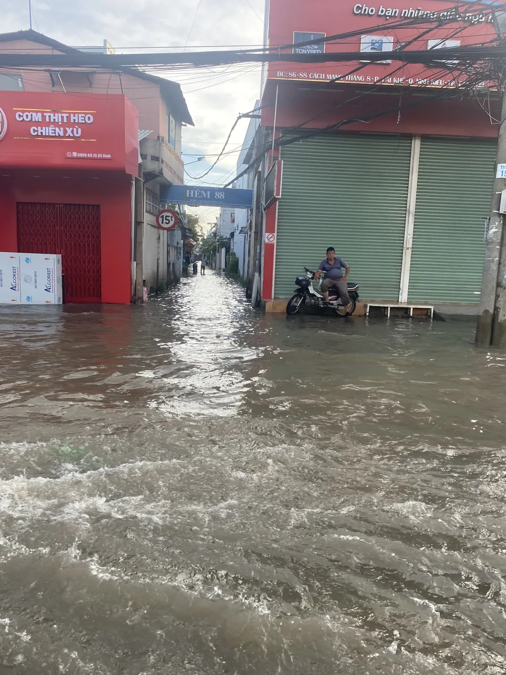 Nước từ sông Hậu tràn vào các con hẻm, sau đó lan nhanh ra làm đường Cách Mạng Tháng Tám ngập nghiêm trọng sáng 1-10 Nước từ sông Hậu tràn vào các con hẻm, sau đó lan nhanh ra làm đường Cách Mạng Tháng Tám ngập nghiêm trọng sáng 1-10