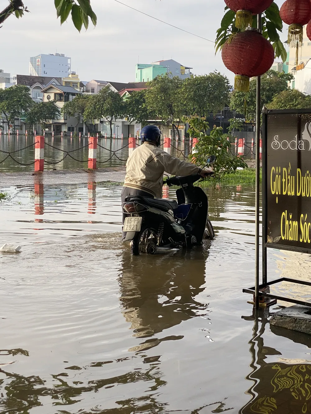 Một xe bị chết máy, phải dắt bộ do triều cường Một xe bị chết máy, phải dắt bộ do triều cường